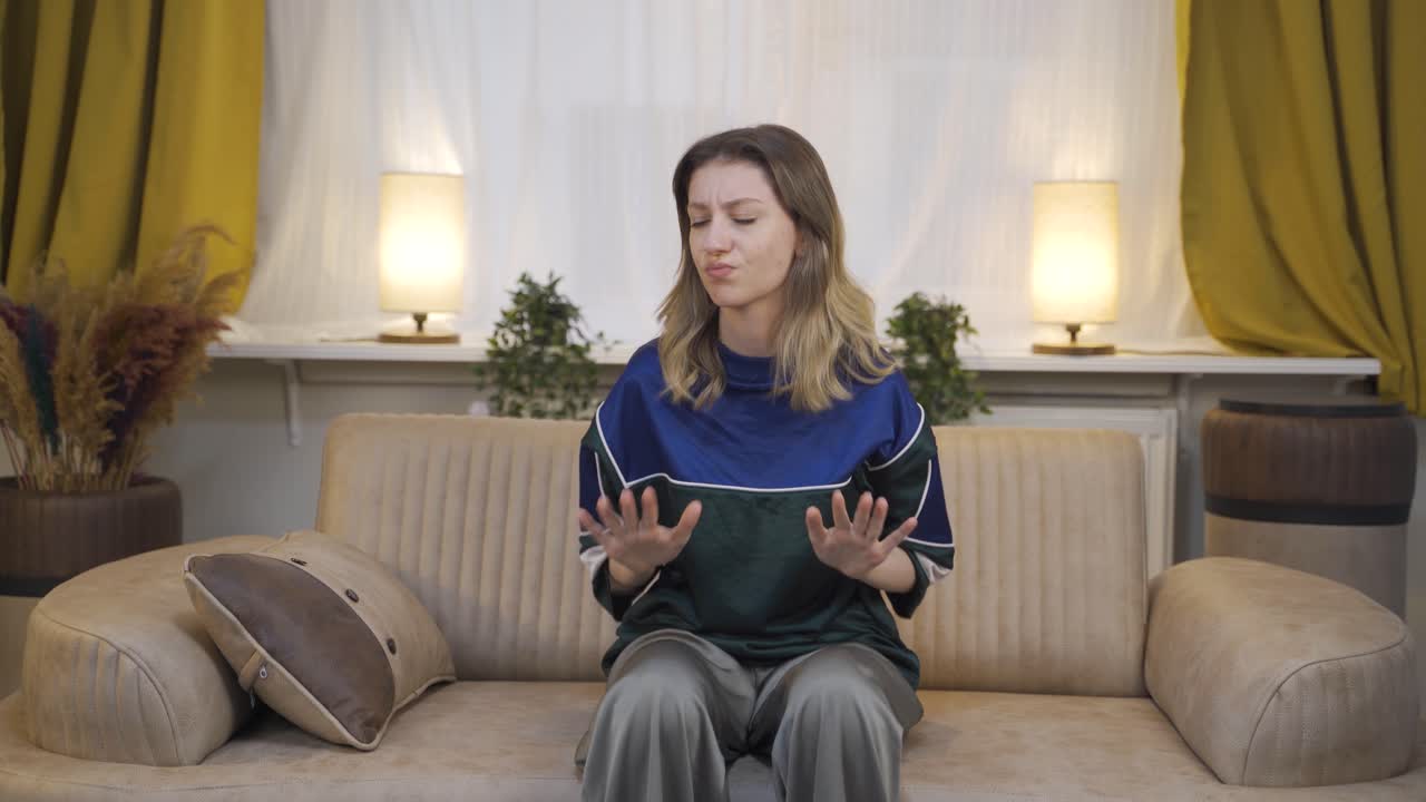 자기 자신에게 화를 내고 결함이 있는 젊은 여성.