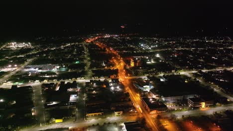 Drohnenüberflug-über-Die-Hauptstraße-In-Der-Stadt-Timaru-In-Der-Nacht