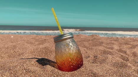 Cóctel-De-Piña-Colada-Tropical-De-Verano-En-Un-Vaso-De-Piña-En-Una-Hermosa-Playa-Con-Las-Olas-Del-Mar-Rodando-Desde-El-Océano