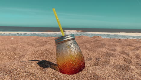cóctel de piña colada tropical de verano en un vaso de piña en una hermosa playa con las olas del mar rodando desde el océano