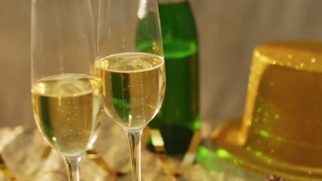 copas de champán y decoraciones sobre un fondo verde en la víspera de año nuevo