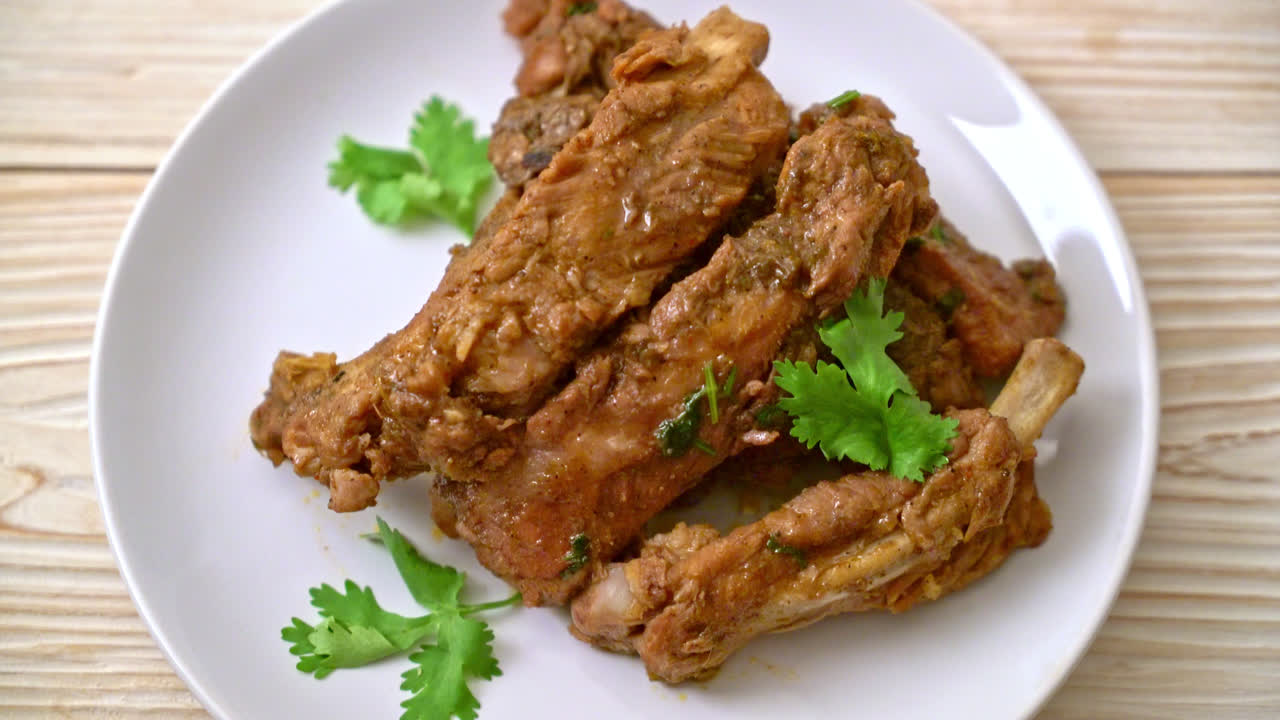 запеченные свиные ребрышки с соусом