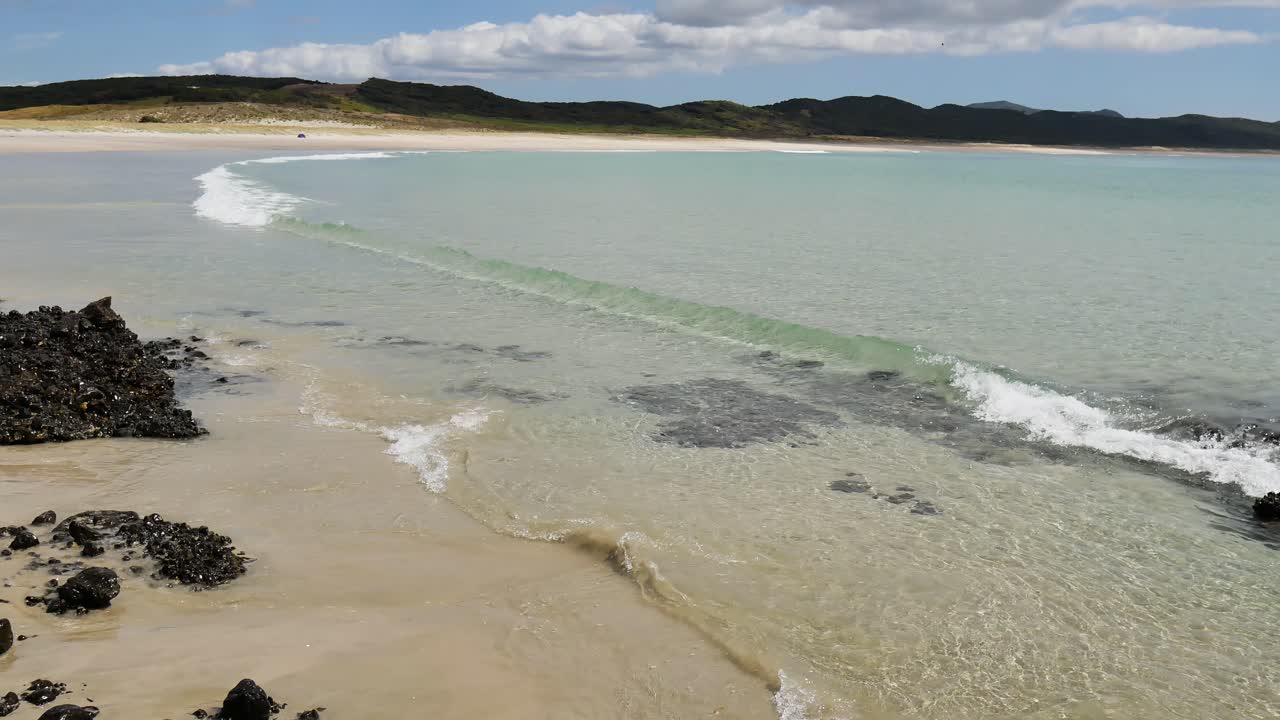 폭풍이 열대 해변으로 들어오고 있습니다.