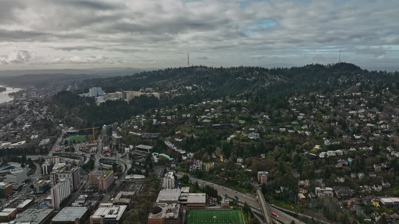 portland, oregon, antena v121, sobrevuelo del campus de la universidad estatal hacia el vecindario del sudoeste de homestead, capturando el área residencial de la ladera y el parque natural marquam - filmado con mavic 3 cine - agosto de 2022
