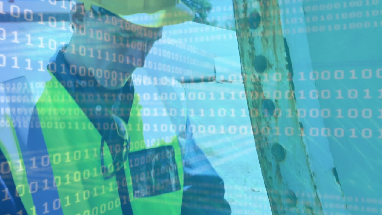 디지털 태블릿을 사용하는 백인 남성 엔지니어에 대한 바이너리 코딩 데이터 처리