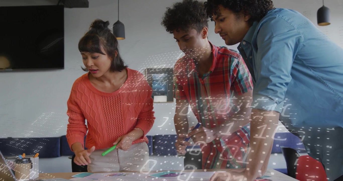 Equipo de proyecto acercándose a la laptop y marcando bocetos generando una superposición para el concepto de diseño