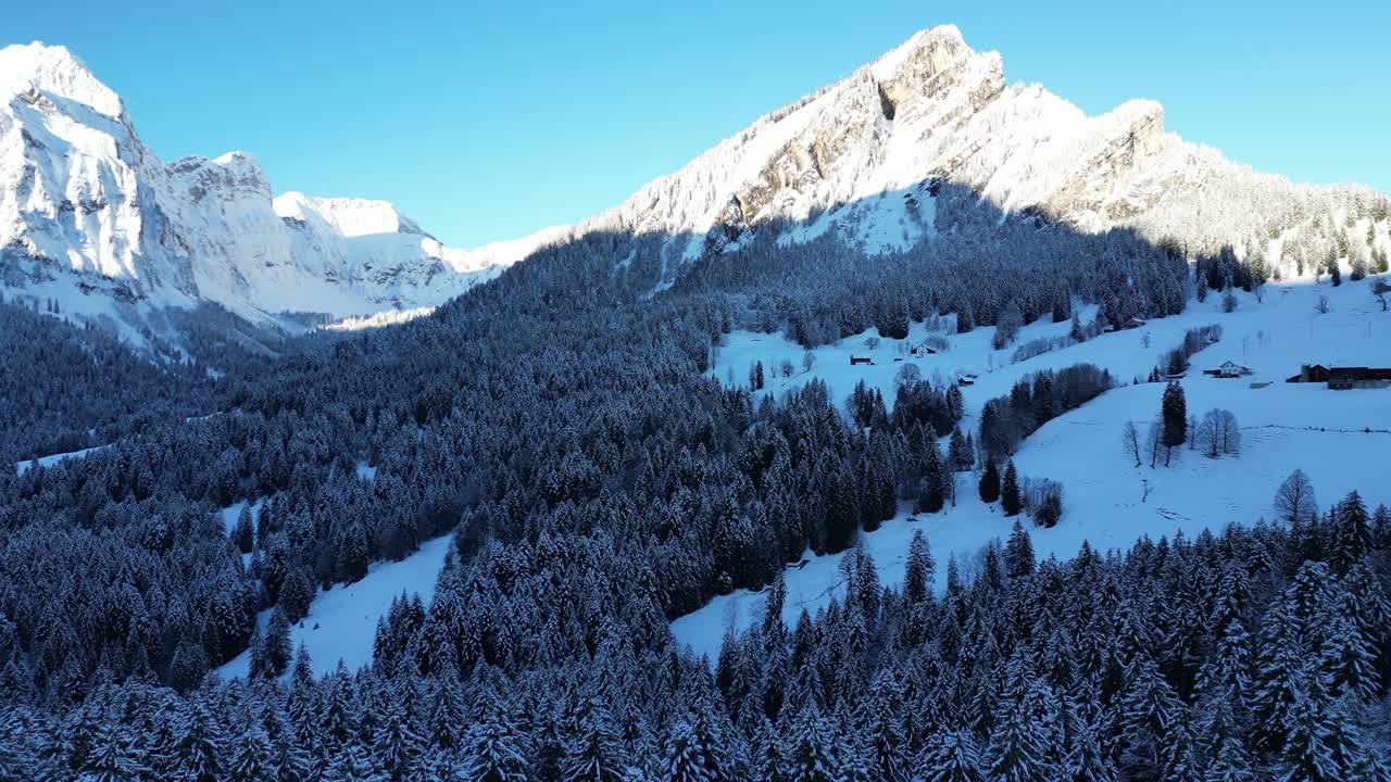 Obersee Glarus İsviçre, Alpler'in eteğindeki uzak bir evin görünümü.