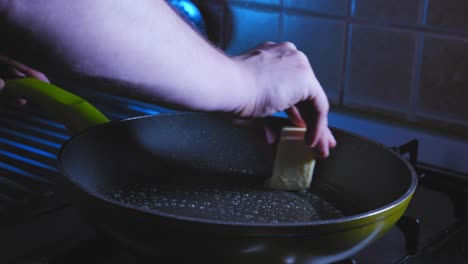 engrasar una sartén de hierro fundido con mantequilla