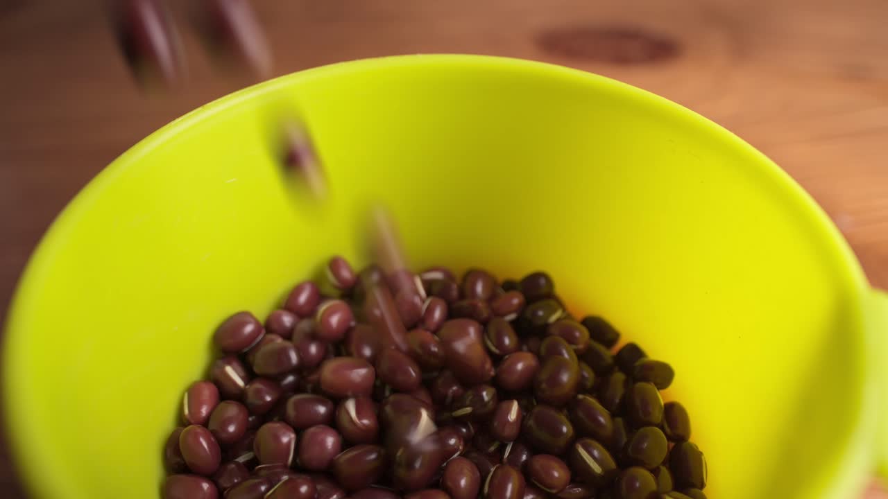 verter frijoles rojos en un tazón