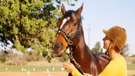 mujer de pie con el caballo en el rancho 4k