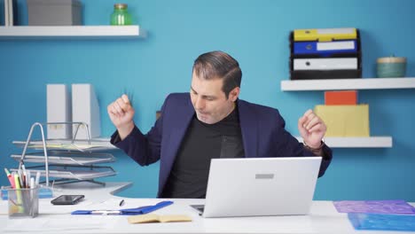 Alegre-Hombre-De-Negocios-Trabajando-Bailando.