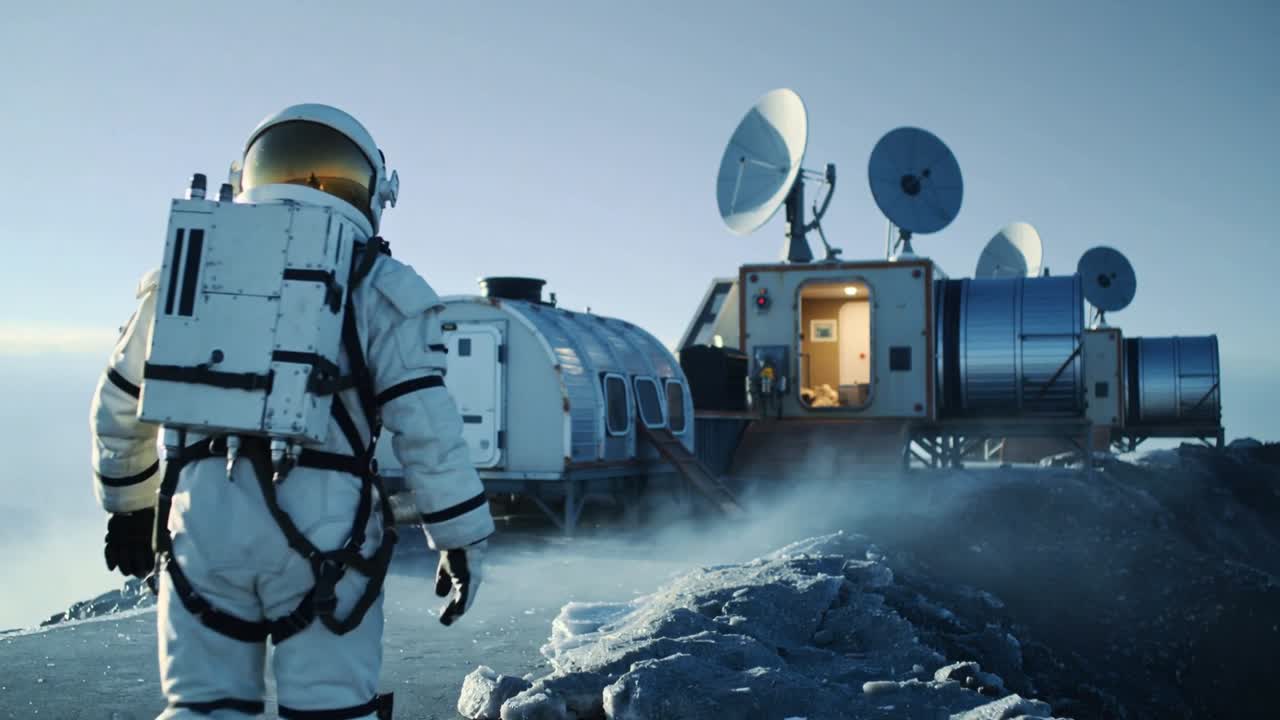 Astronauta con traje espacial caminando, acercándose a una base remota en una llanura rocosa, con una escotilla iluminada señalando el regreso.