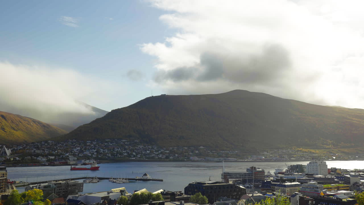 노르웨이 북부의 흐린 아침 동안 트롬소 도시 풍경을 패닝