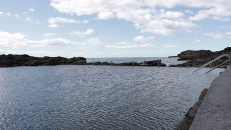 Kiama-Ocean-Rock-Pool-En-Nueva-Gales-Del-Sur-Australia-Con-Escalera-Entrando-Al-Agua,-Tiro-Cerrado