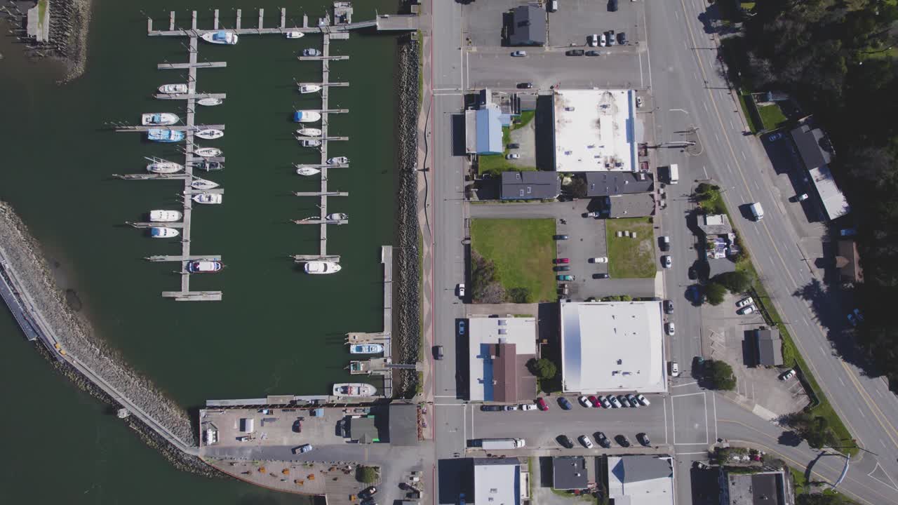 hermoso punto de vista de pájaro en aumento de 4k del puerto y la bulliciosa ciudad costera en bandon, oregon