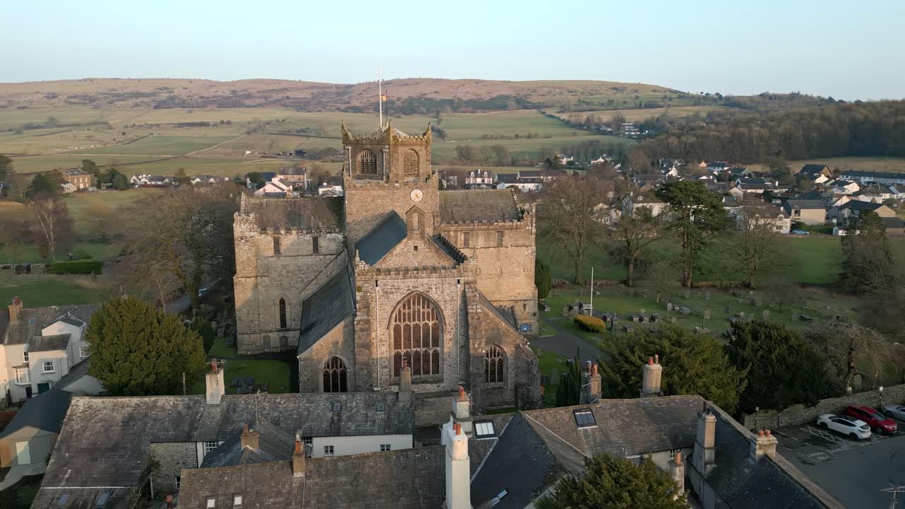 컴브리안 중세 마을 카트멜의 슬로우 모션 클립은 겨울날 일몰에 역사적인 카트멜 수도회를 보여줍니다.