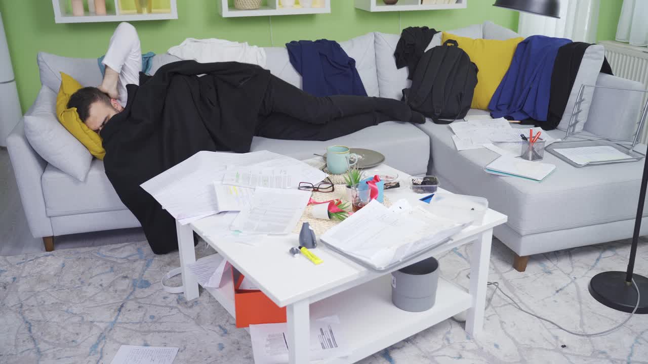 ⁇ 망진창하고 더러운 집에 있는 게으른 젊은이.