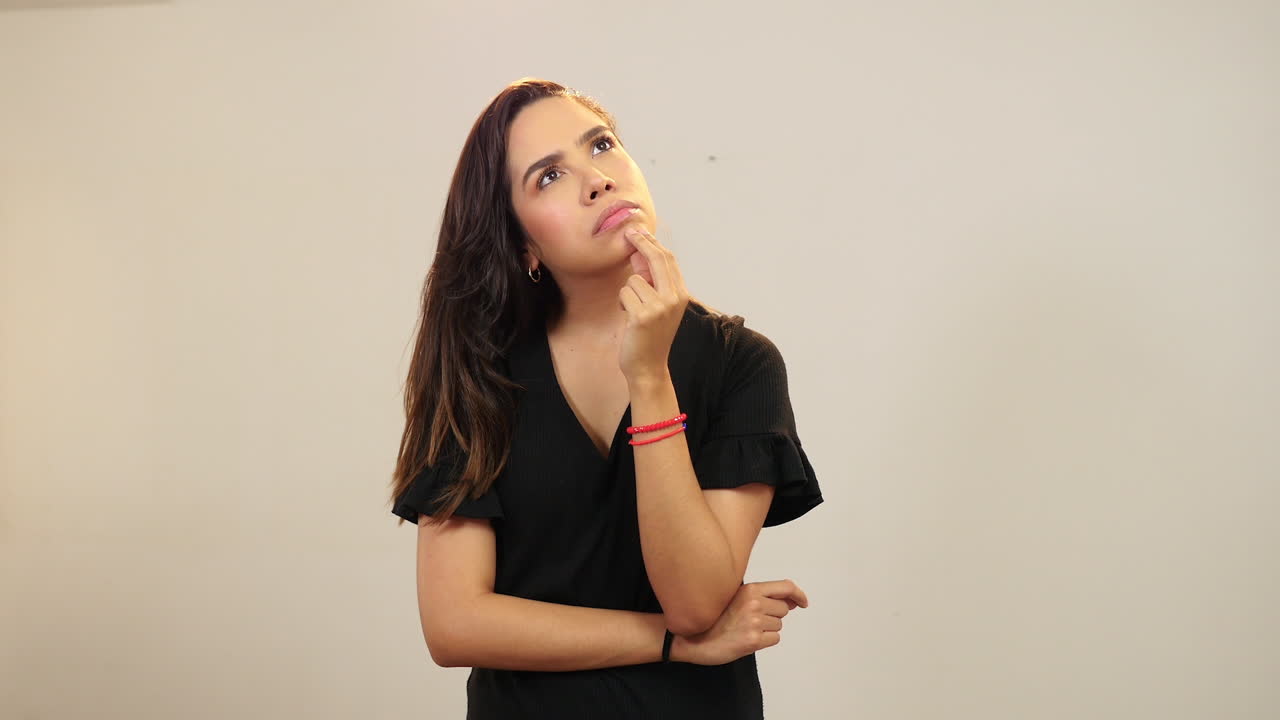 una mujer joven pensando y teniendo una idea.