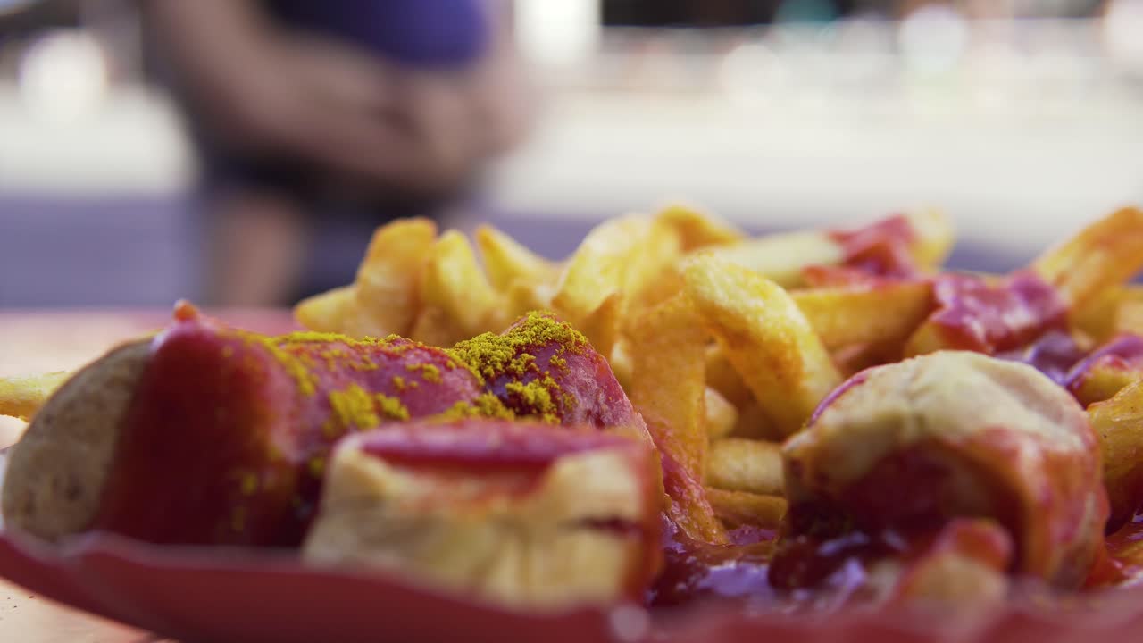 comer la famosa salchicha al curry de berlín con papas fritas de alemania
