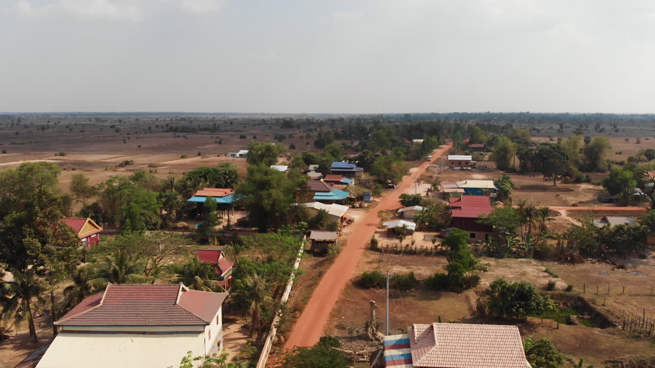 캄보디아의 시골 마을을 통과하는 도로의 드론 샷