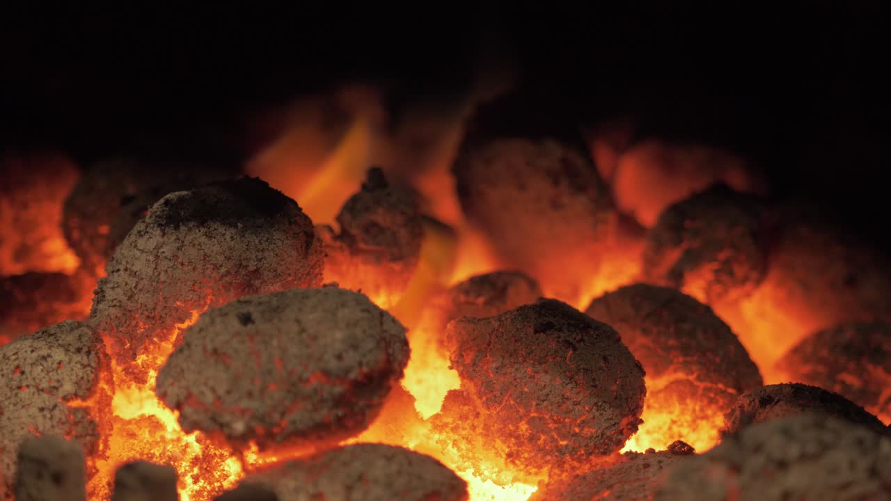 화재 4k에 붉은 뜨거운 빛나는 석탄