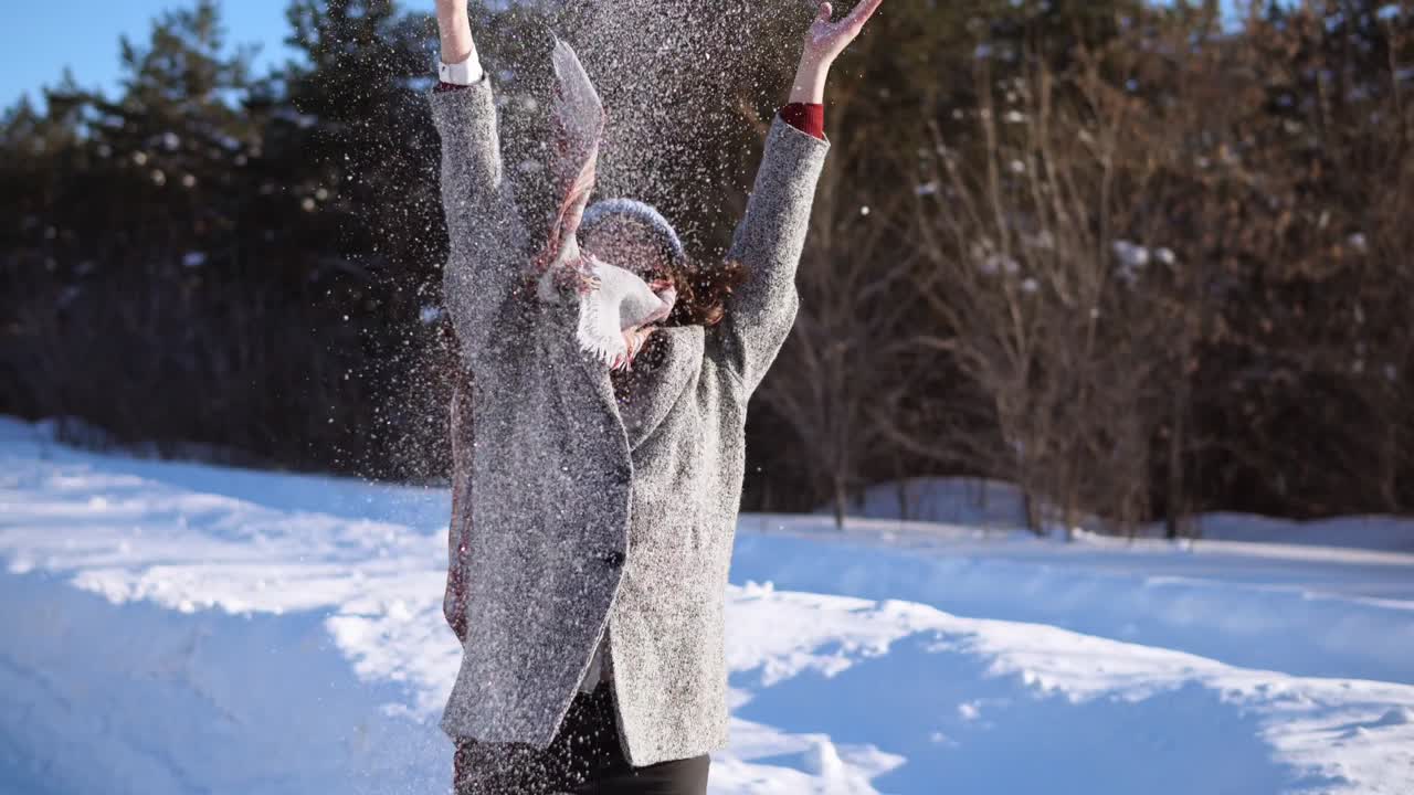 눈 속에서 놀고 있는 여자