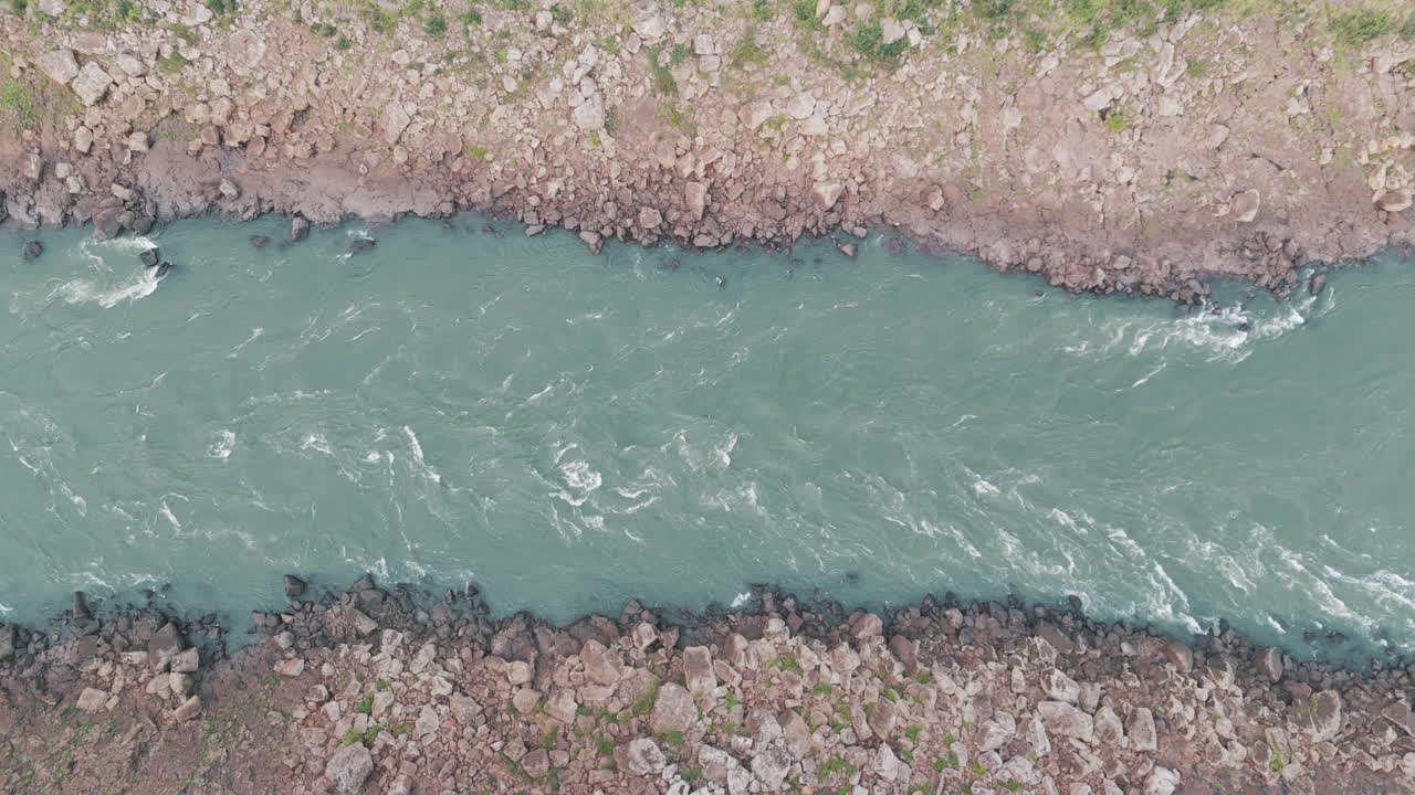 O icônico Rio Iguaçu com baixos níveis de água, exibindo as águas caudalosas que fluem das Cataratas do Iguaçu