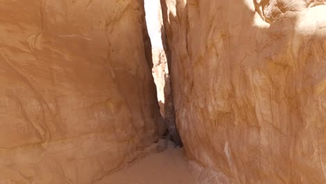 Vista-A-Través-De-Ranuras-Estrechas-De-Cañón-Coloreado-Que-Muestra-El-Laberinto-De-Formación-Rocosa-En-La-Península-Del-Sinaí