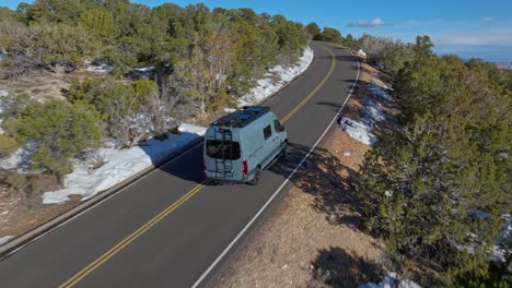 camión en un viaje por carretera en desert view drive - parque nacional del gran cañón en arizona, estados unidos