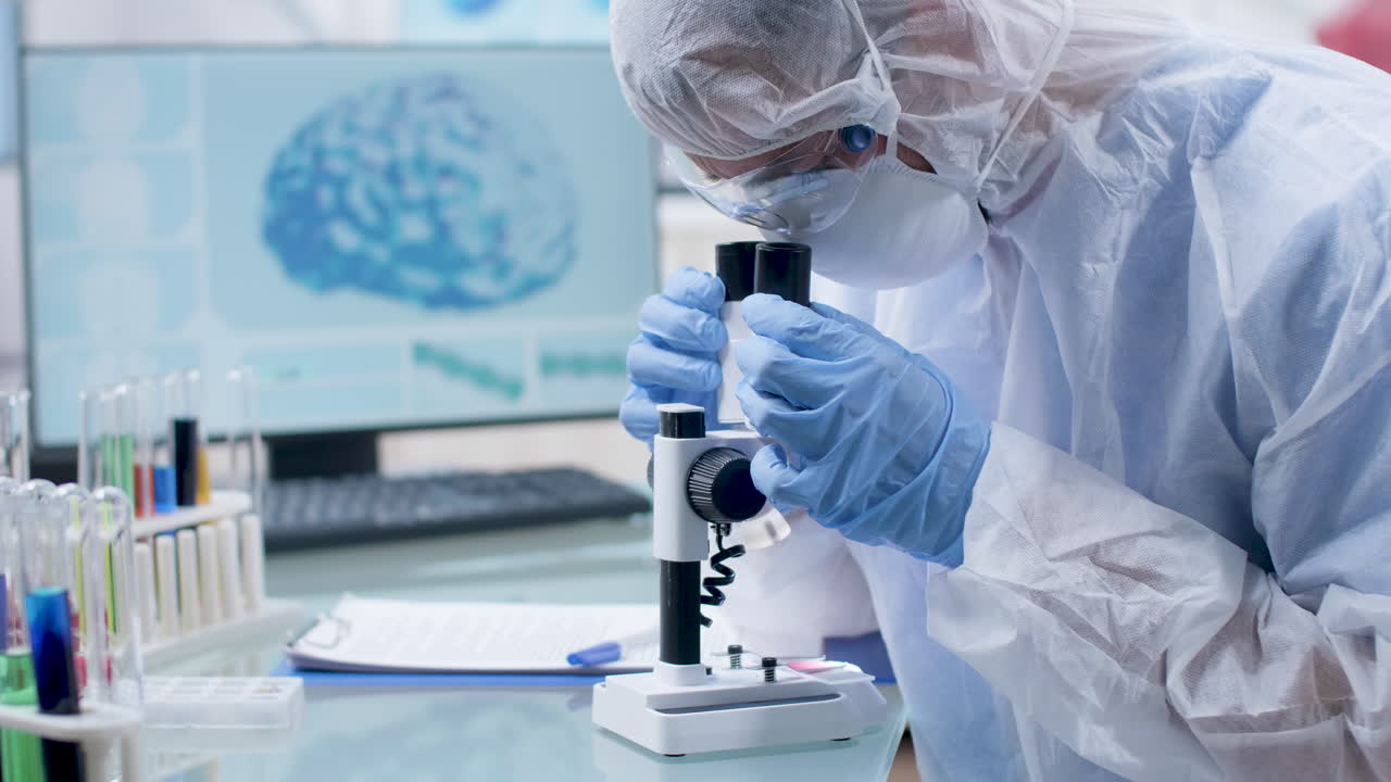 Científico trabajando en el laboratorio con el microscopio