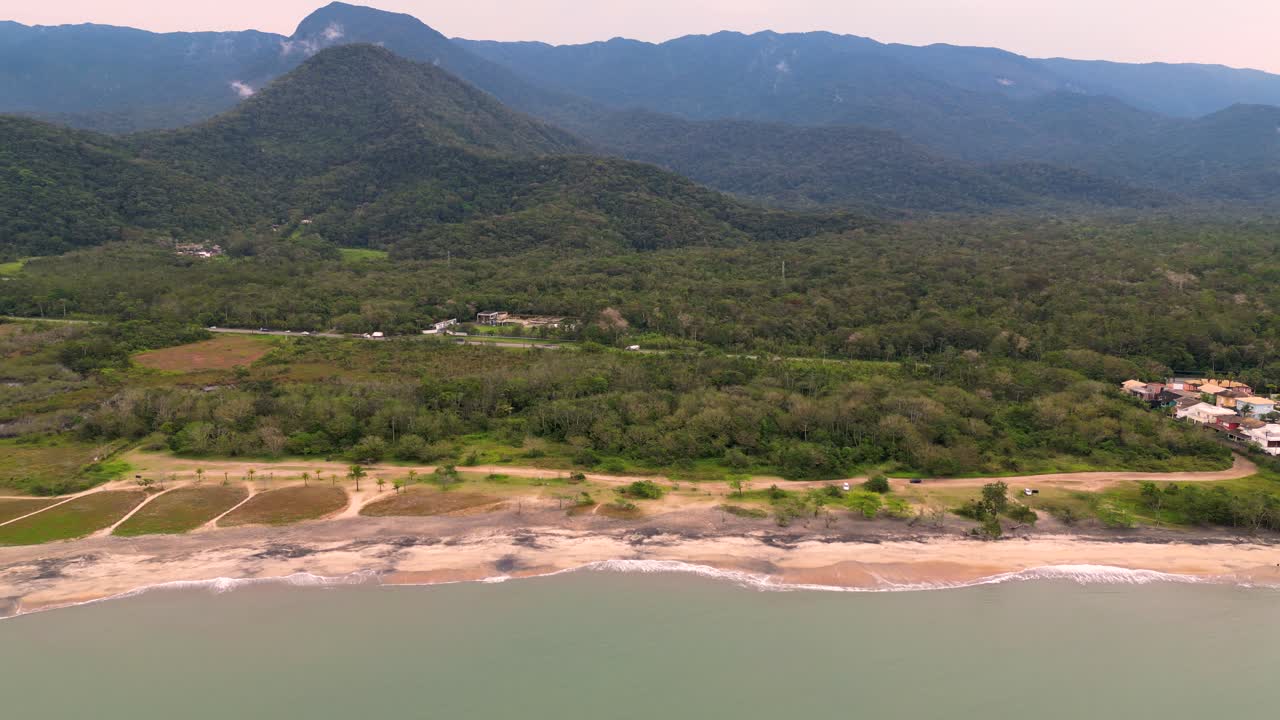 vista aérea de una playa desierta en la costa brasileña - ubatuba, brasil