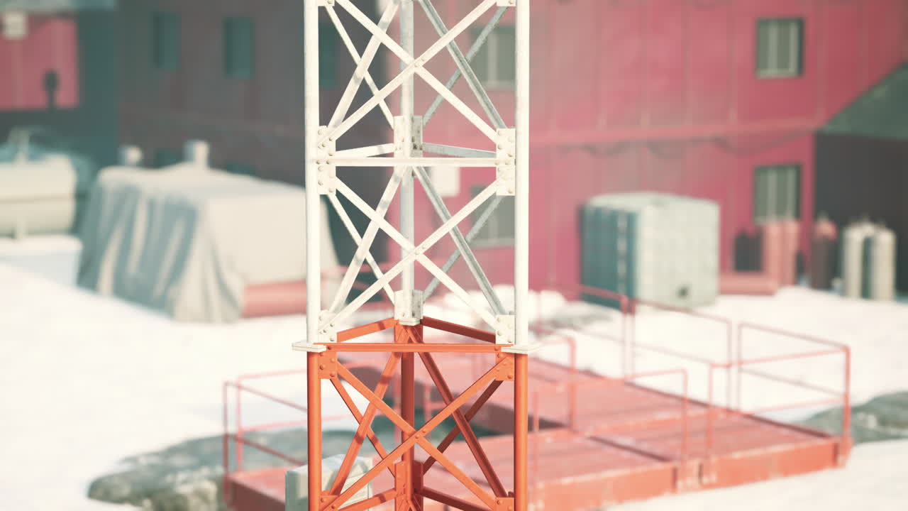 눈이 내린 시골 지역의 빨간색과 색 라디오 타워의 클로즈업