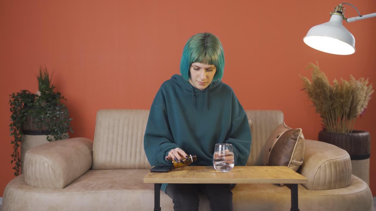 молодая женщина, которая пыталась покончить с собой.