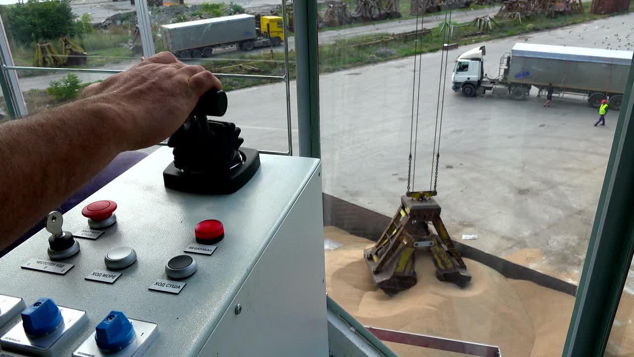 바르나, 불가리아: 2018 년 7 월 3 일 - 크레인의 모든 장비를 제어하기위한 크레인 운영 객실. 크레인 오퍼레이터는 크레인의 내부의 모든 기능을 제어합니다.