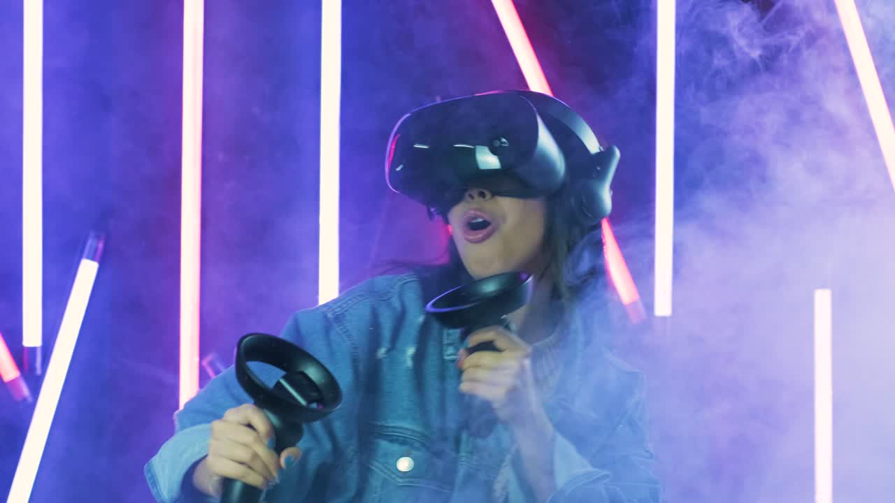 mujer joven jugando y sonriendo en el auricular vr. casco de realidad virtual en color iluminación humo de fondo