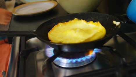 hombre preparando panqueques en la cocina 4k