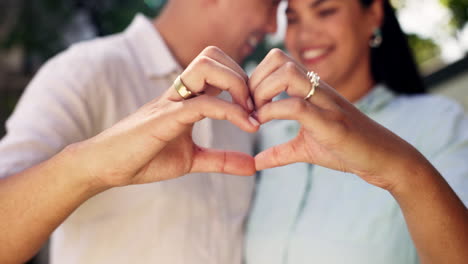 matrimonio, manos de corazón y pareja con apoyo