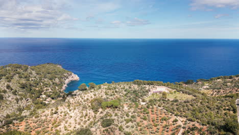 Luftaufnahme-Der-Küste-Mallorcas-Mit-Klarem-Blauen-Meer-Und-Mediterraner-Landschaft