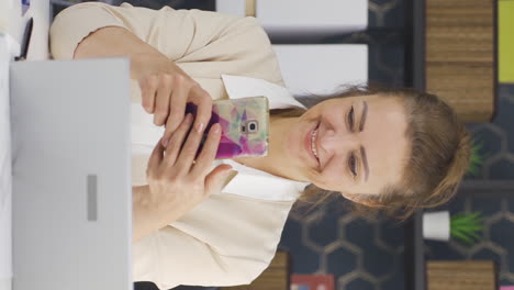 Vertical-video-of-Business-woman-texting-on-the-phone.