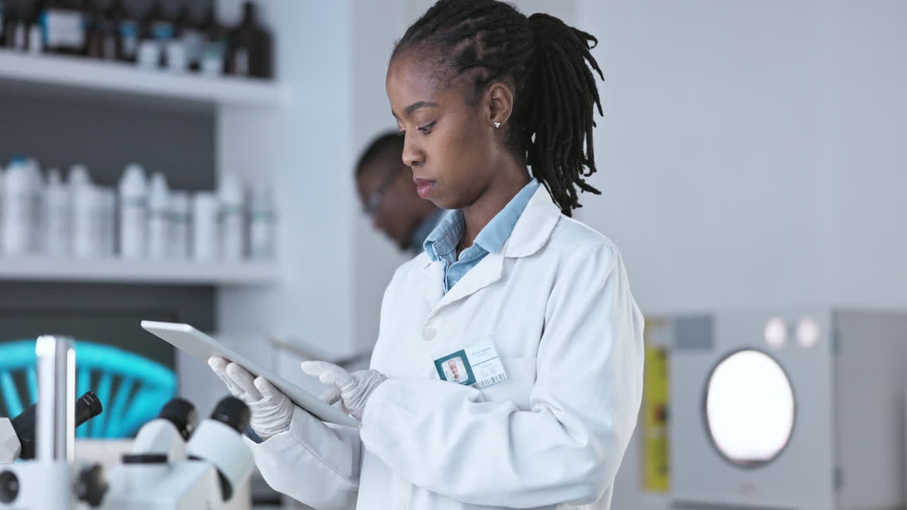Sanità, donna che digita e tablet dello scienziato