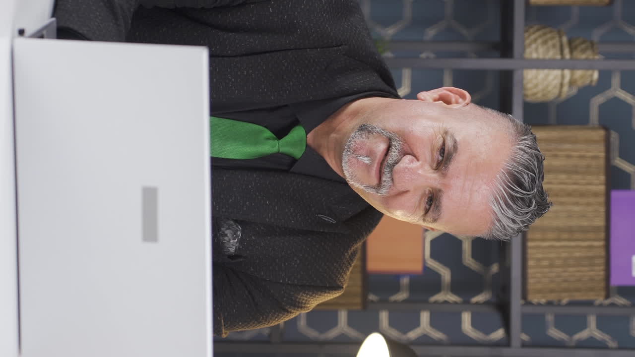 행복한 사업가의 수직 비디오.