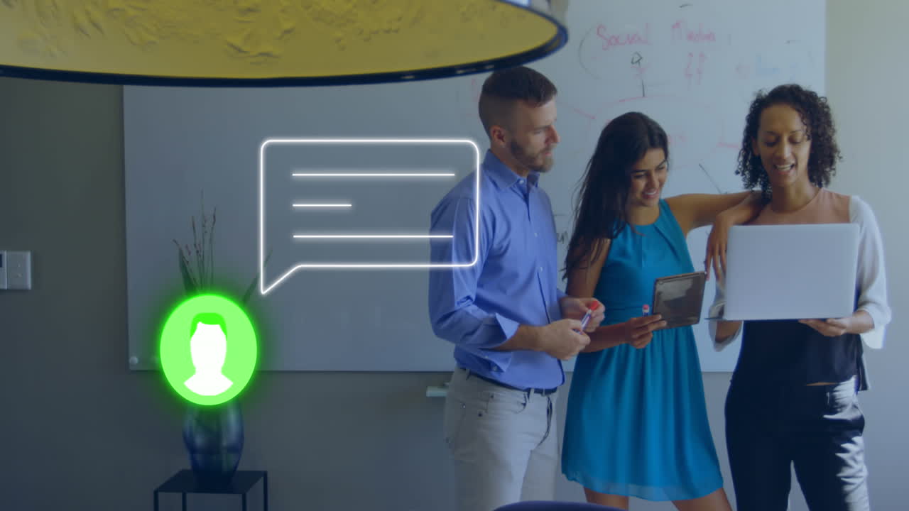 animación del perfil y el icono del mensaje contra un equipo de diversos colegas a través de una computadora portátil en la oficina.