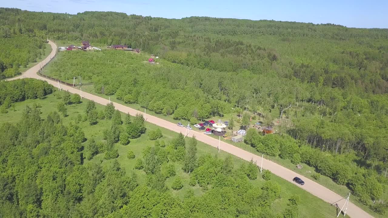 숲 을 가로지르는 시골 도로 의 공중 사진