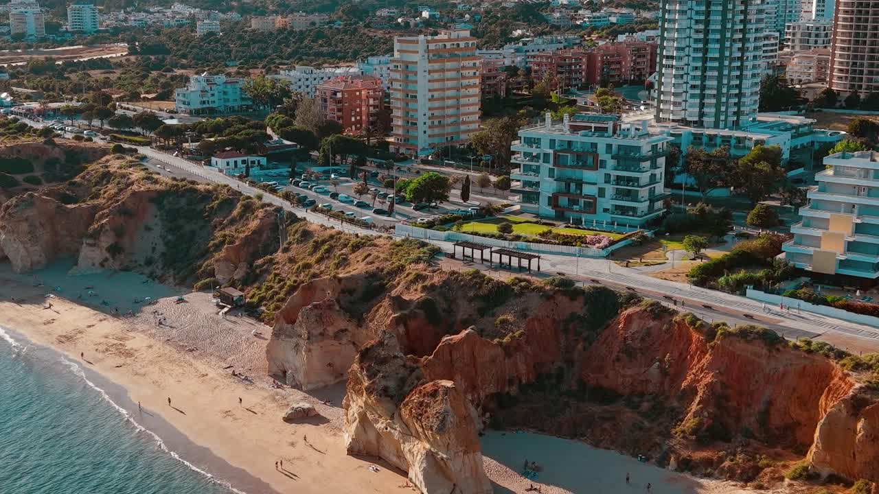 Vista sulla spiaggia e sulla città in Portogallo in una giornata di sole con persone