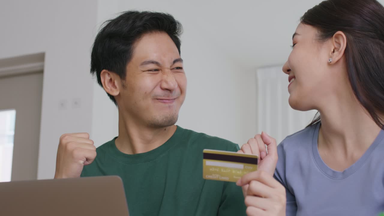 快乐的亚洲男女在零售店通过在线应用预订票
