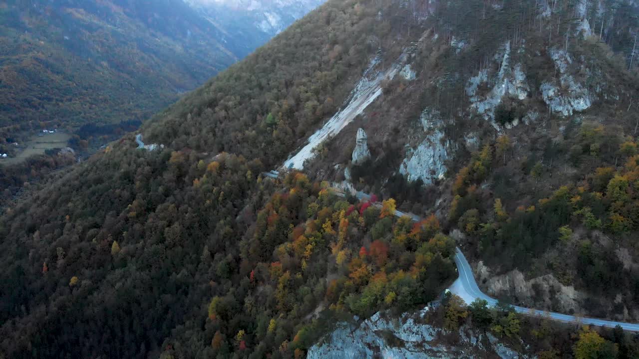 vista aérea del cañón de tara en la temporada de otoño cuando se pone el sol durante el valle
