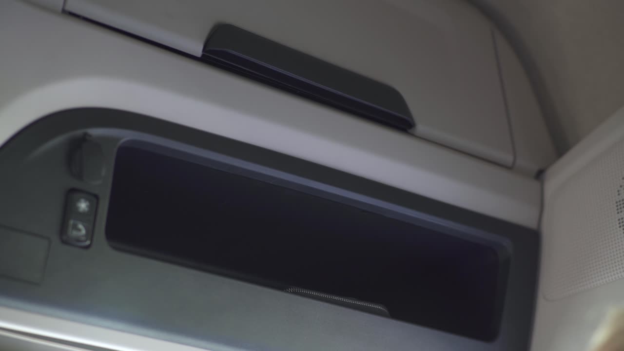 conductor de camión accediendo al almacén interior