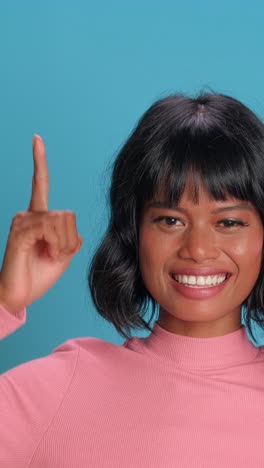 expresión alegre de la creatividad con un fondo vibrante y una cultura diversa