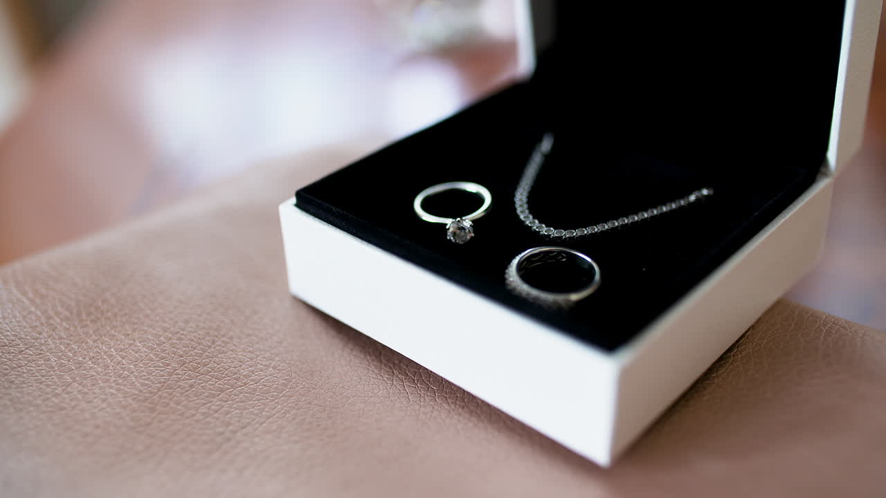 Elegante conjunto de joyas de plata con anillo de diamantes en una caja blanca