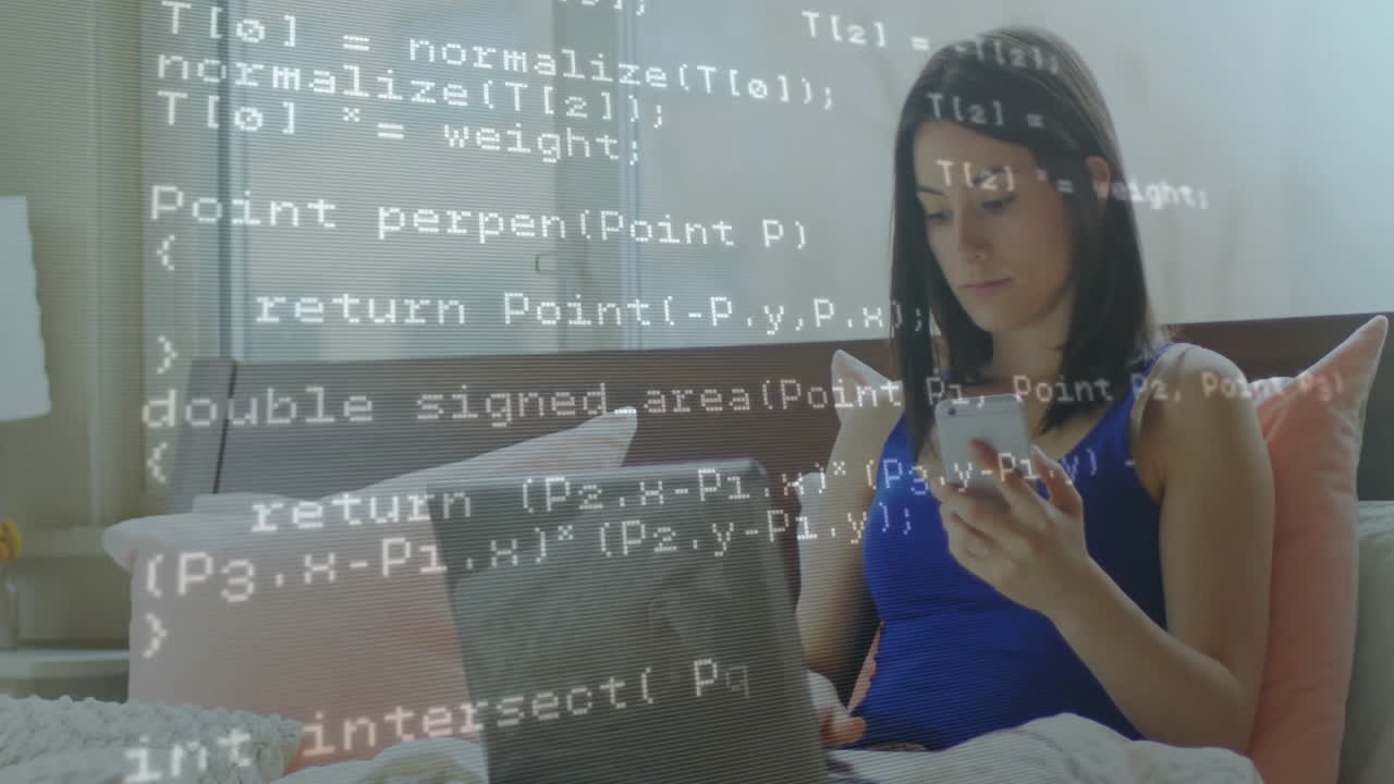 programación de código de animación sobre la mujer usando teléfono inteligente y portátil en la cama